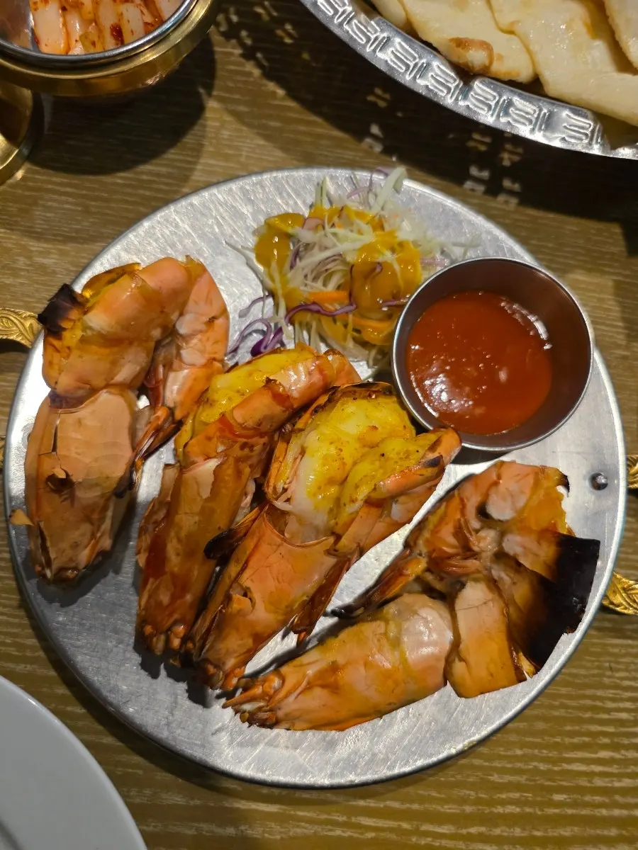 향신료에 재워 탄두에 구운 왕새우