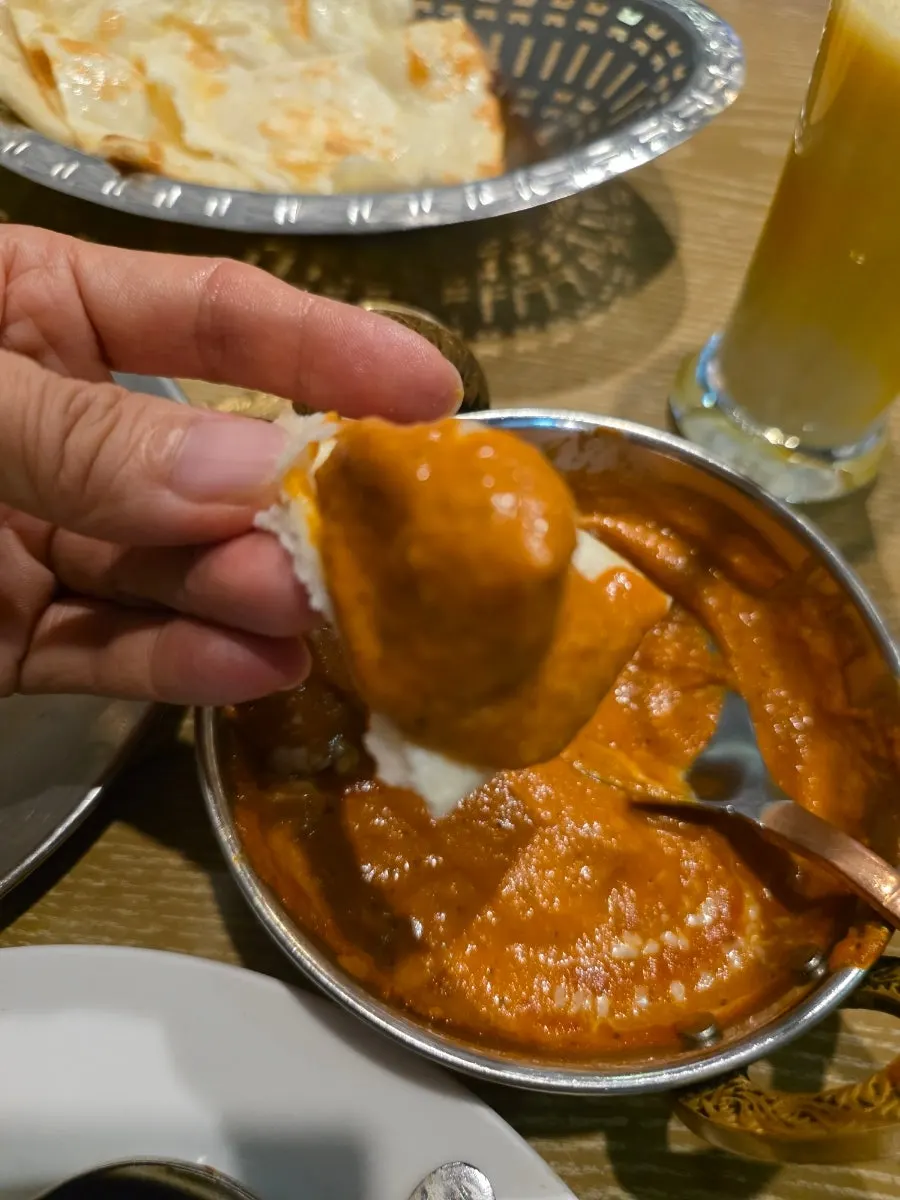 크림소스와 치킨이 든 버터치킨 커리