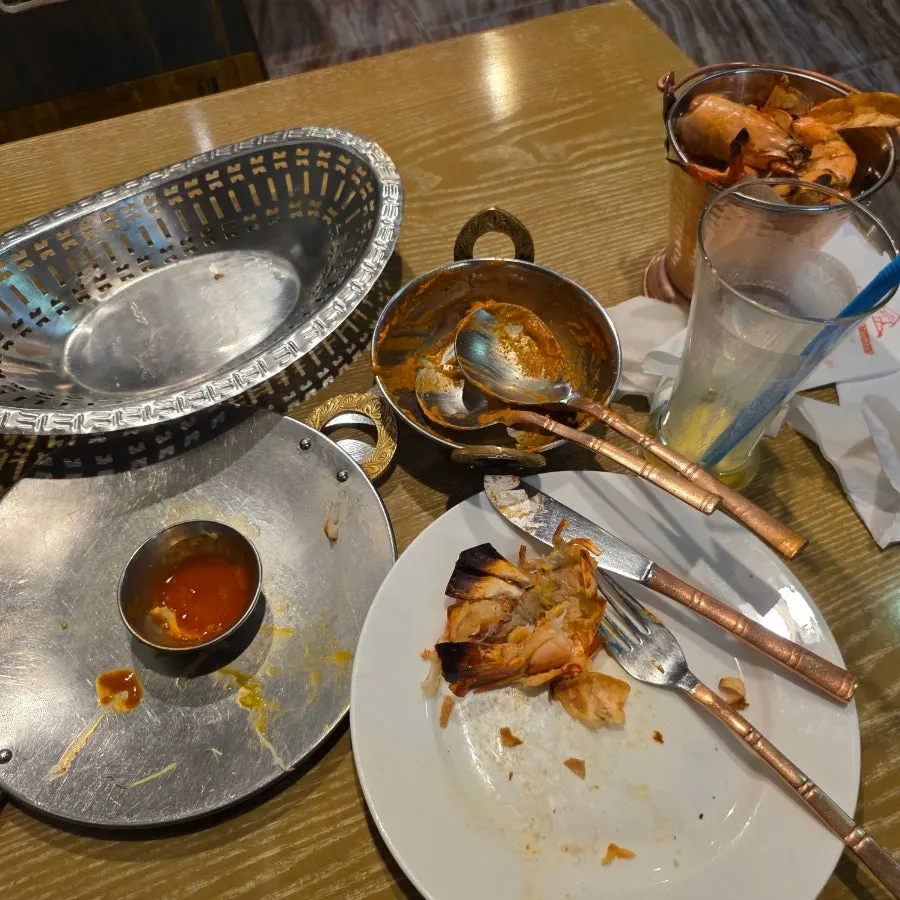 식사를 마친 머노까머나 신촌점 테이블