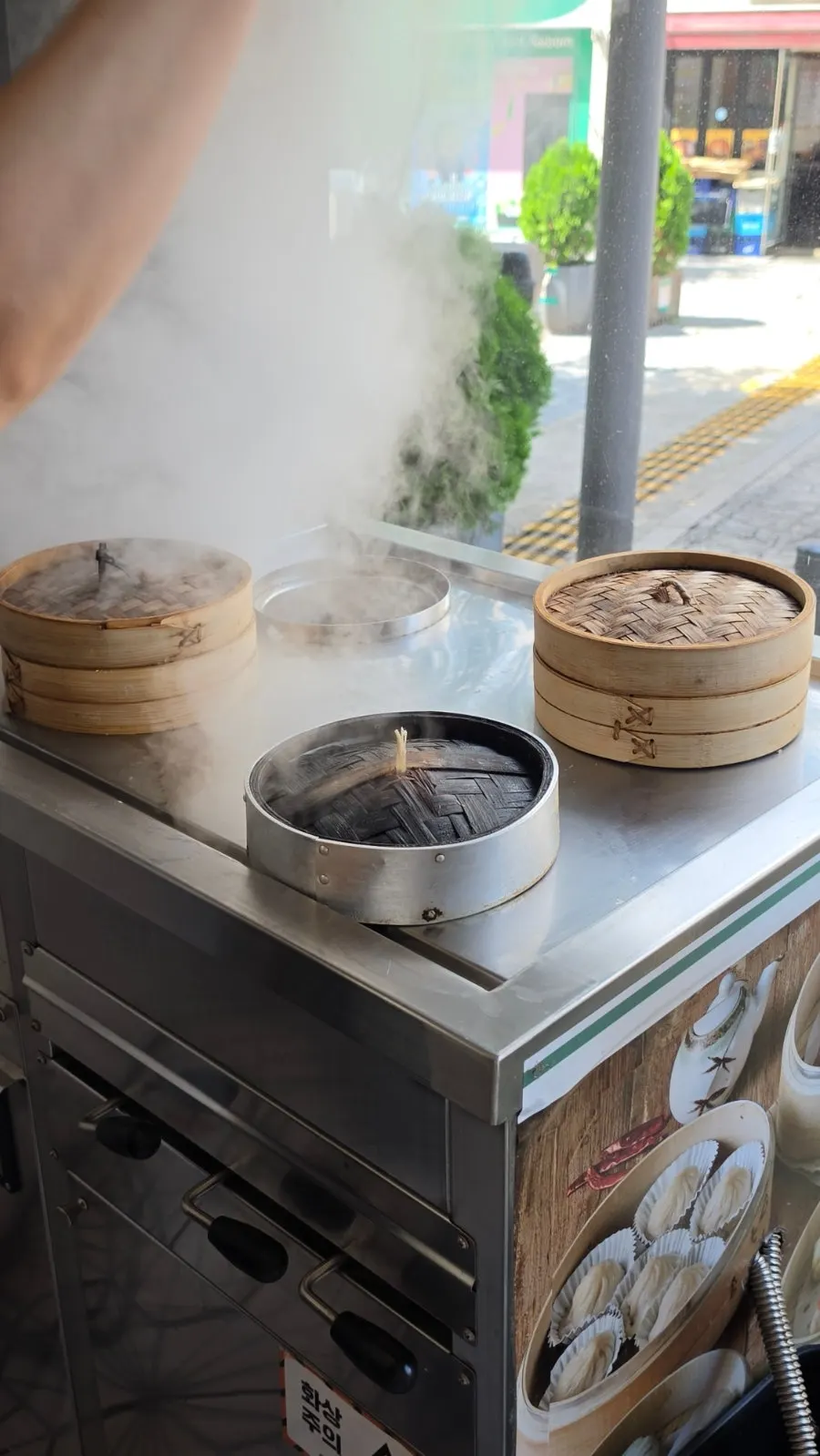 Tables for solo dining at Cheonghwaweon