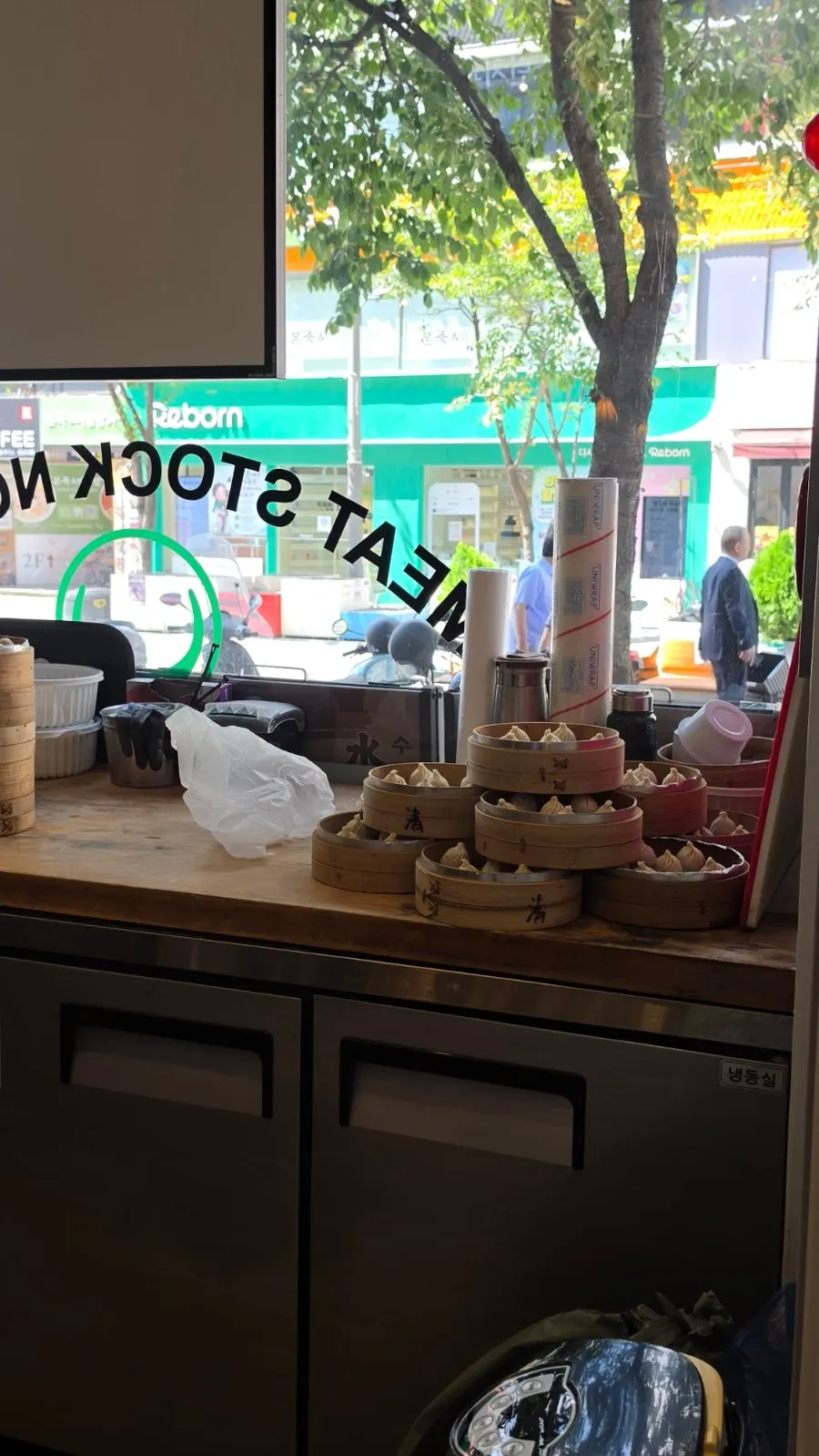 Dim sum preparation area at Cheonghwaweon