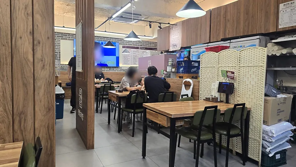 깔끔하게 정리된 평안도식당 신촌점 내부 테이블