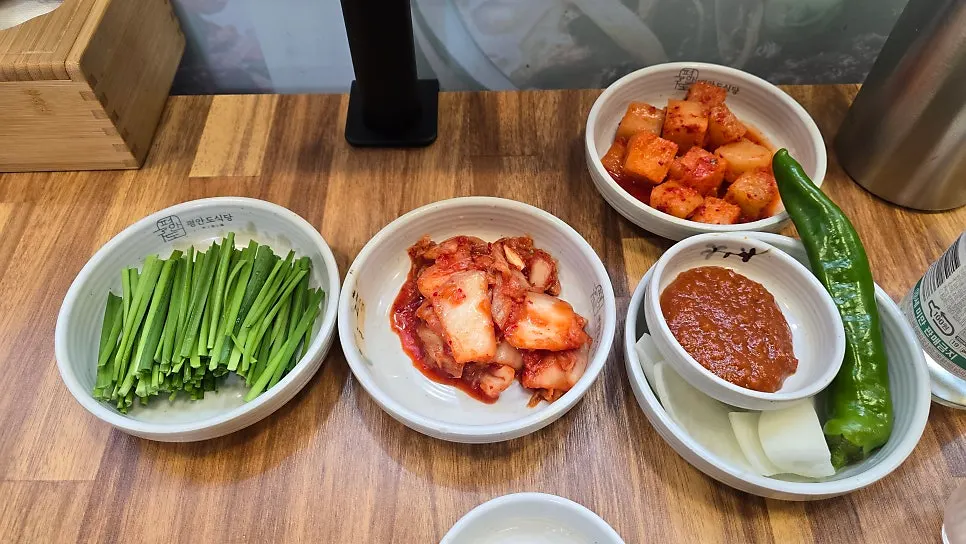 김치와 깍두기가 담긴 기본 밑반찬 상차림