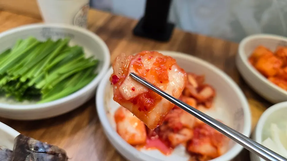 순대국에 넣어 먹는 부추와 야채 반찬