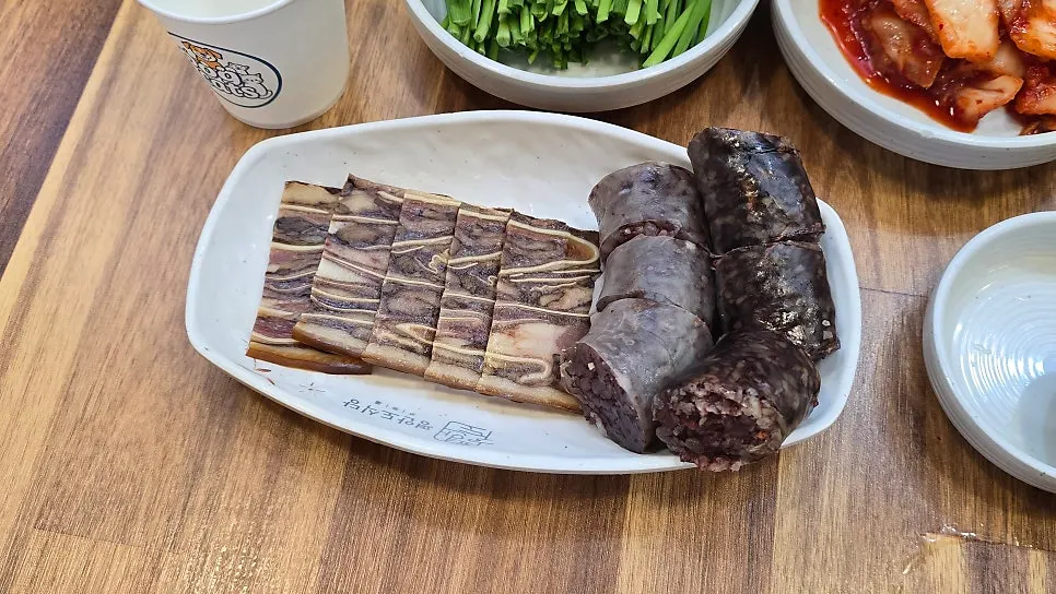 순대와 편육이 함께 나온 순대국 정식 구성