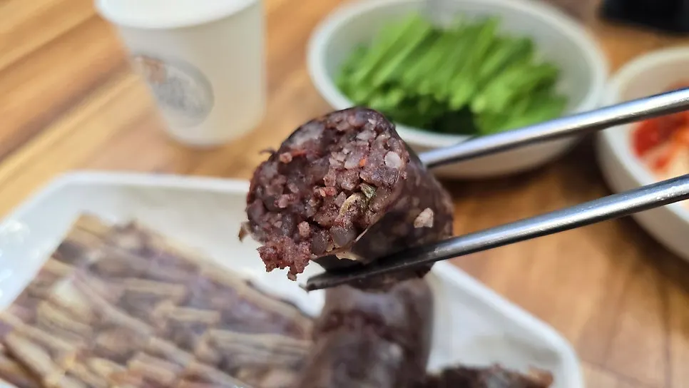 접시에 담긴 탱글탱글한 순대