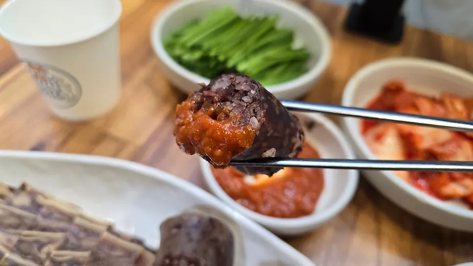 쌈장에 찍은 순대 한 점 클로즈업