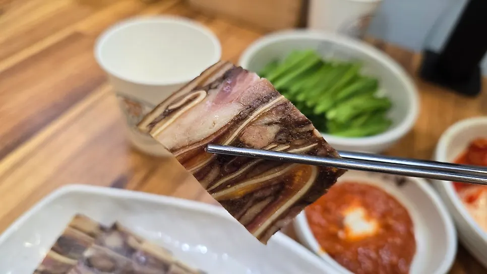 색이 진한 평안도식당 편육 접시
