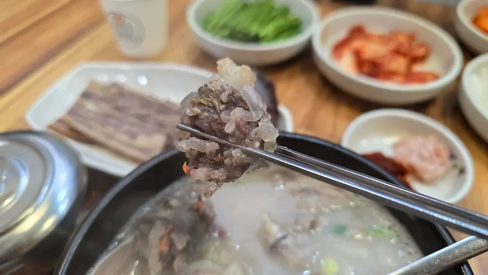 김이 오르는 평안도식당 순대국 한 그릇