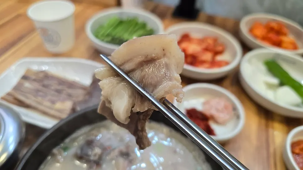 순대와 머릿고기가 들어찬 순대국 속