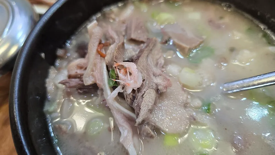 숟가락으로 건져 올린 순대국 부속