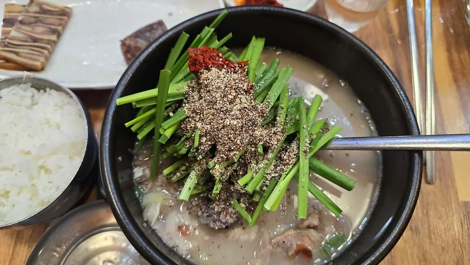 부추와 들깨가루를 올린 순대국