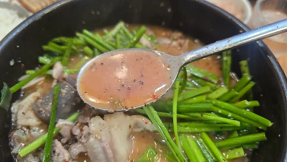 후추까지 넣어 색이 진해진 순대국 국물