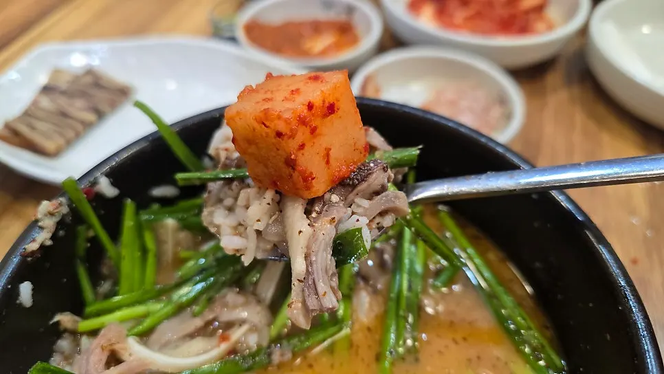 밑반찬을 곁들여 먹는 순대국 마무리