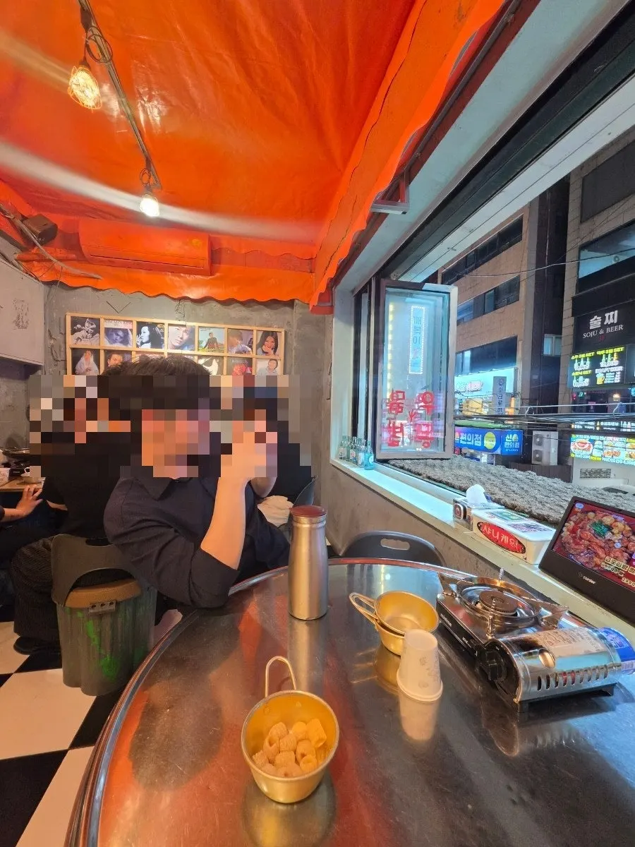창문을 열어둔 창가 자리