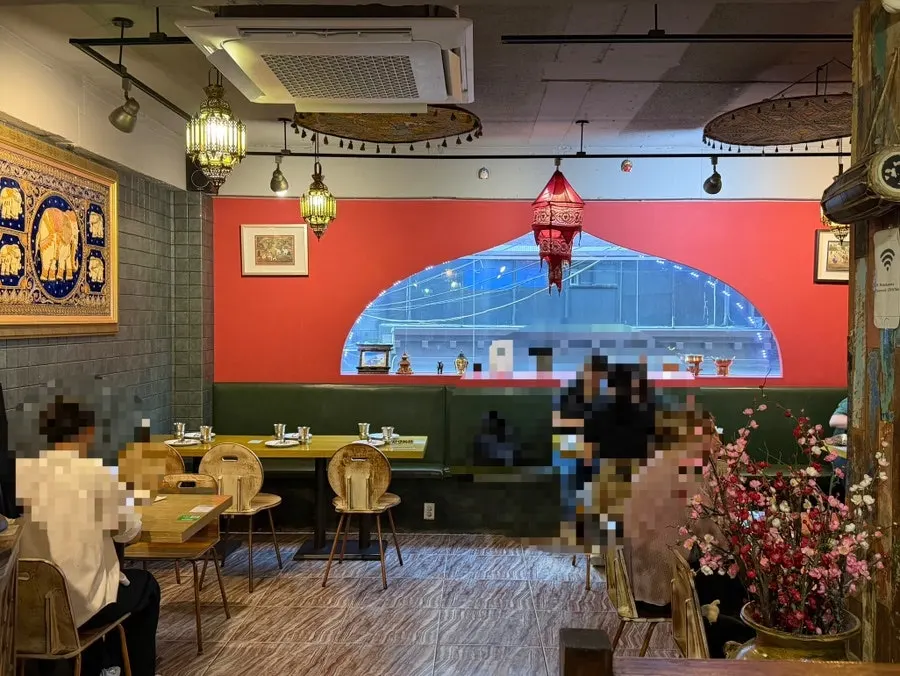 Cozy Meno Kamena dining space