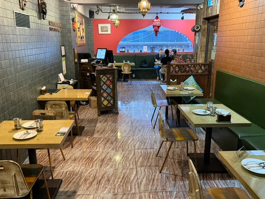 Spacious restaurant space for friends' gatherings