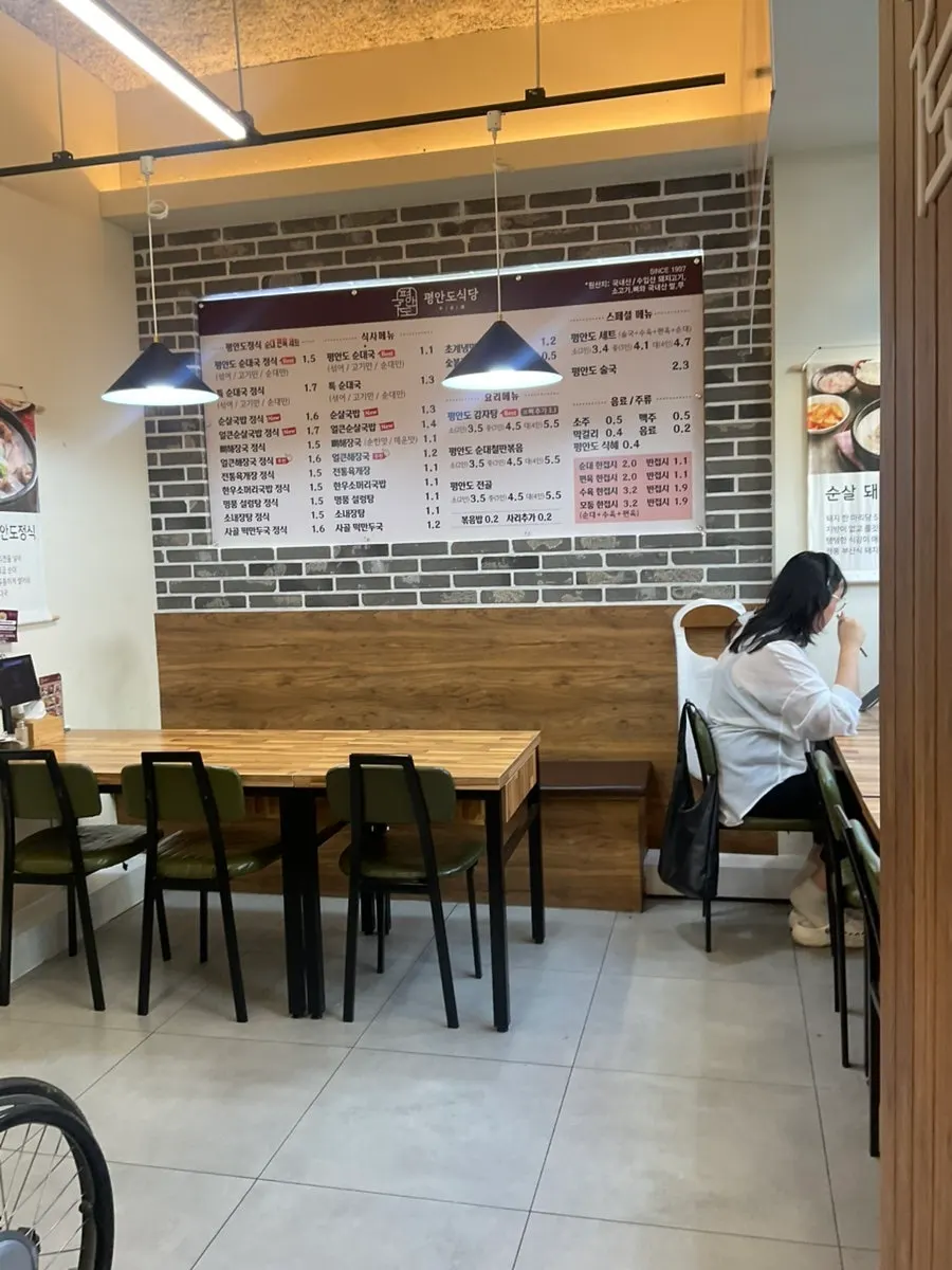 24시간 영업 안내가 있는 식당 입구