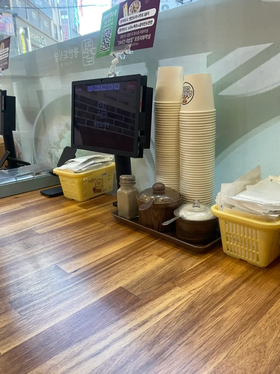 평안도식당 신촌점 건물 앞 골목