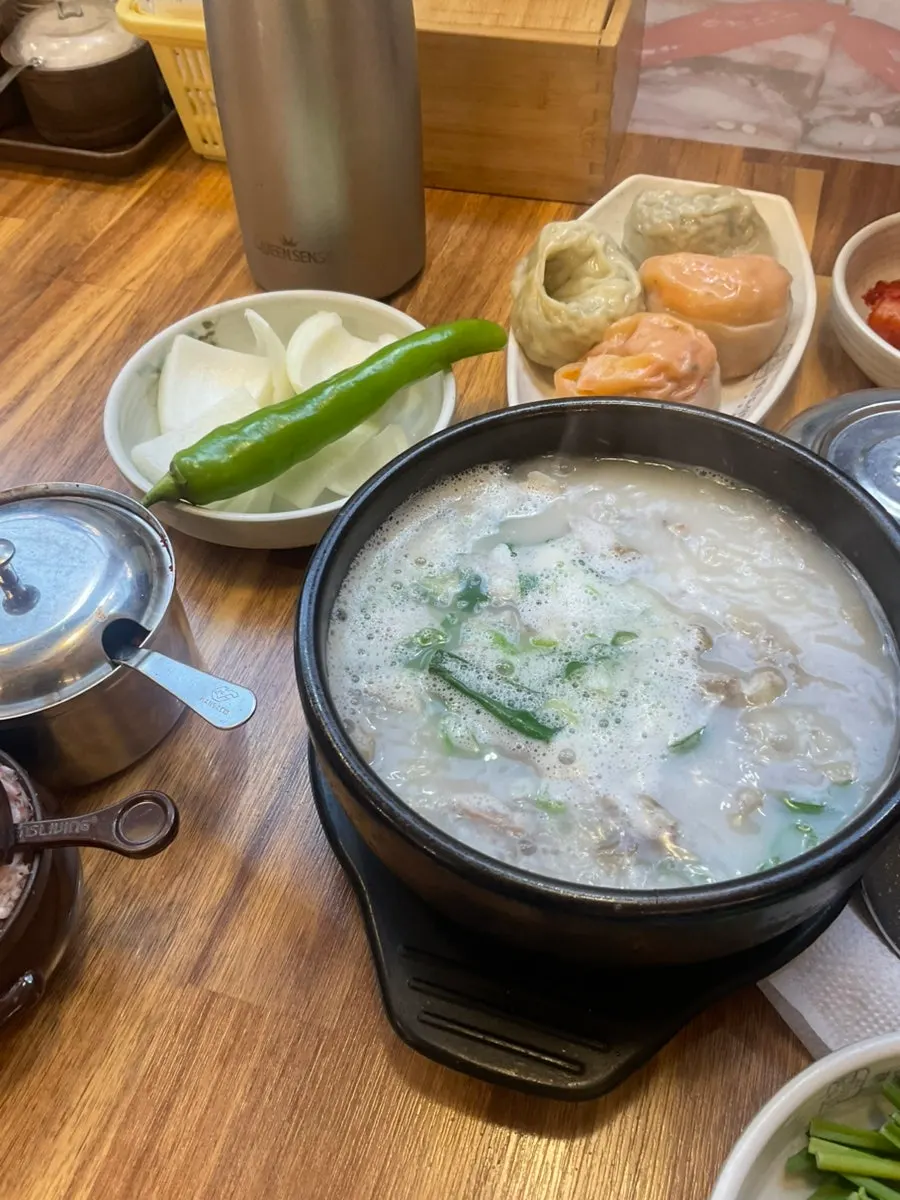 넓고 깔끔한 순대국집 내부 좌석