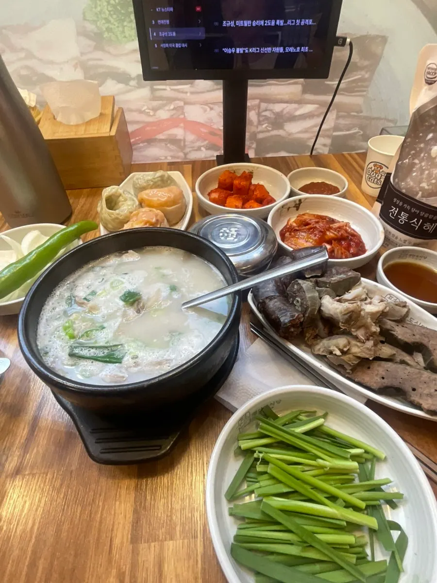 국밥과 탕 메뉴가 적힌 메뉴 안내