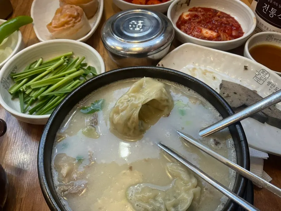 순대국과 순대, 편육, 만두가 함께 나온 정식