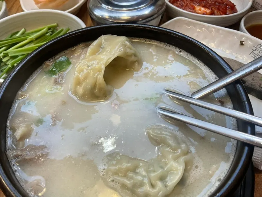 뚝배기에 담긴 뜨끈한 순대국