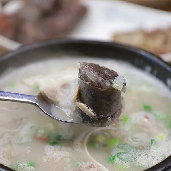 Head meat scooped out of the sundae-guk with a spoon