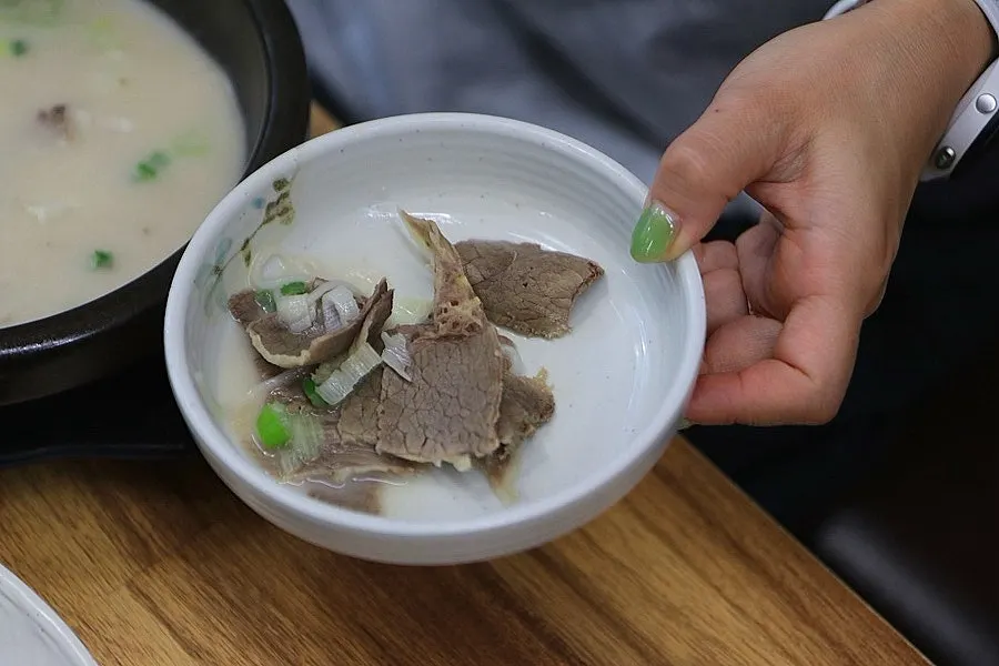 Seolleongtang with thin noodles and beef brisket