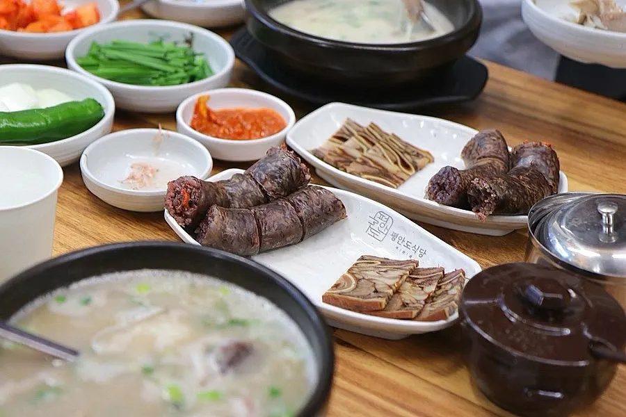 Seolleongtang served together with kimchi and kkakdugi