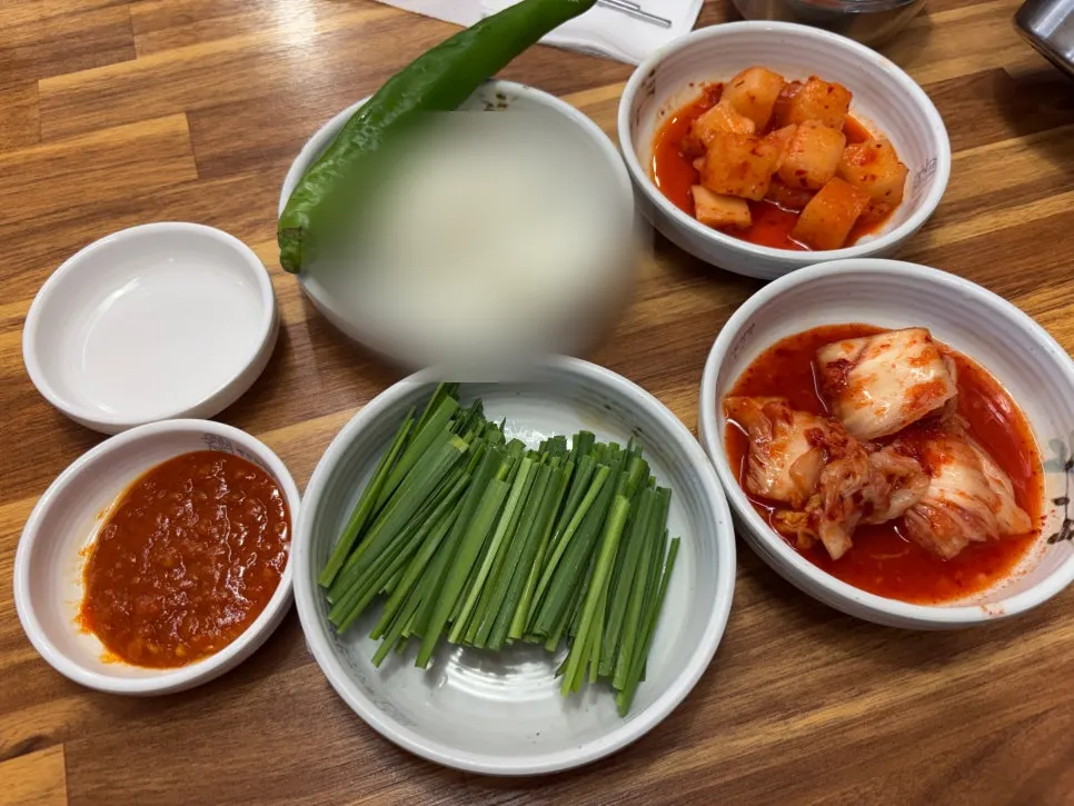 김치와 깍두기 등 밑반찬 상차림
