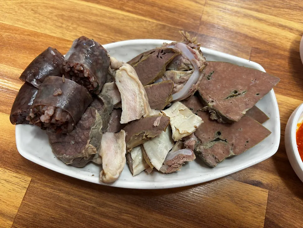 팔팔 끓는 순대국+내장정식 한 상