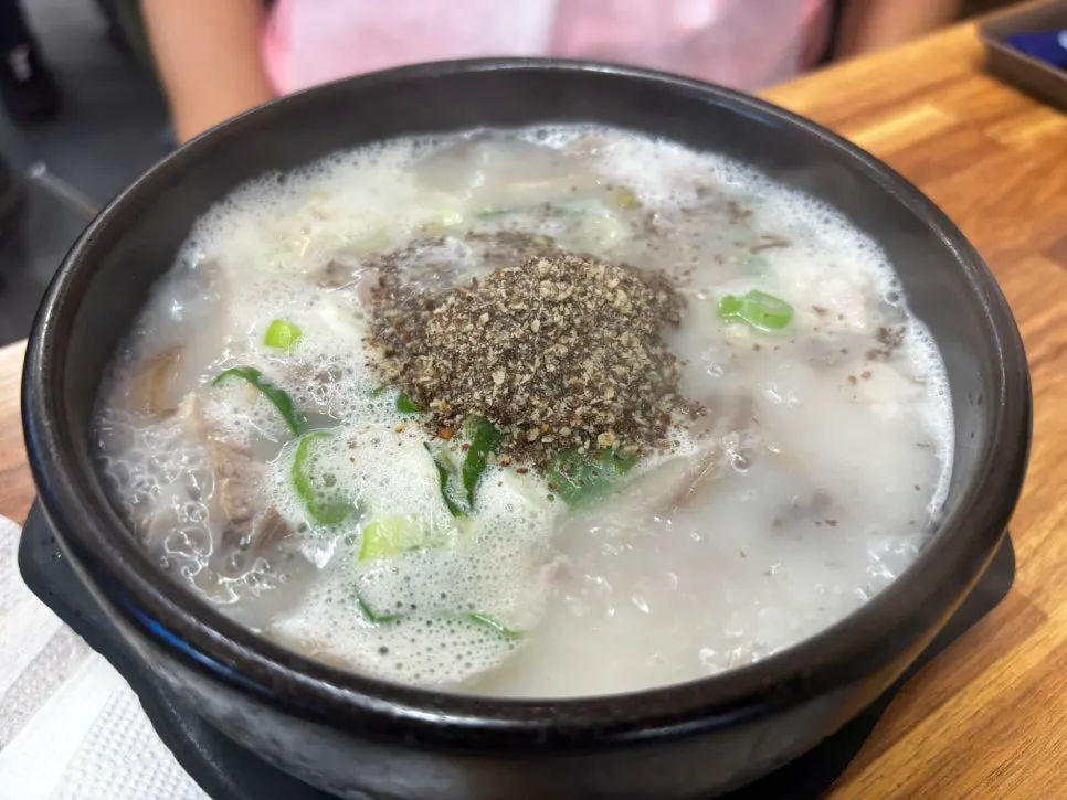 사이드가 푸짐한 순대국 내장정식 구성
