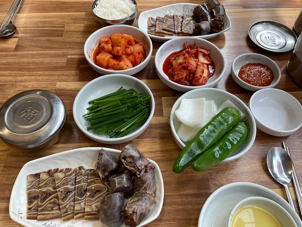 순대국과 뼈해장국 정식 상차림