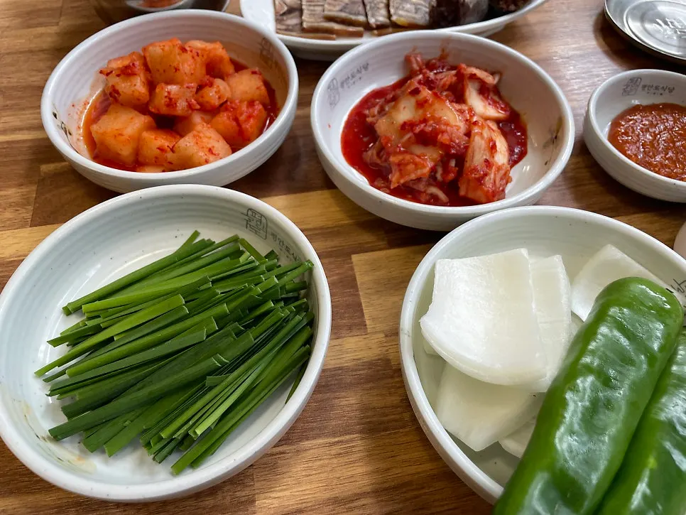 정식 기본찬과 편육 세팅