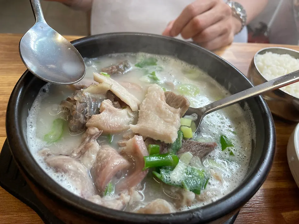 팔팔 끓는 순대국과 뼈해장국