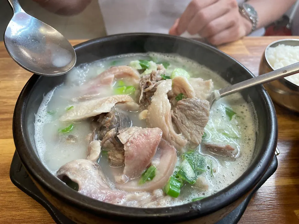 순대국에 든 푸짐한 머릿고기