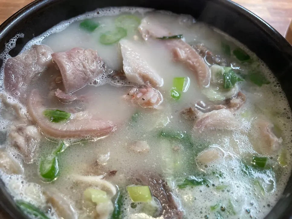 머릿고기가 담긴 순대국 국물