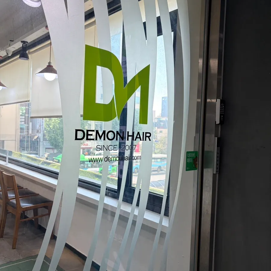 데몬헤어 신촌점 매장 입구 모습