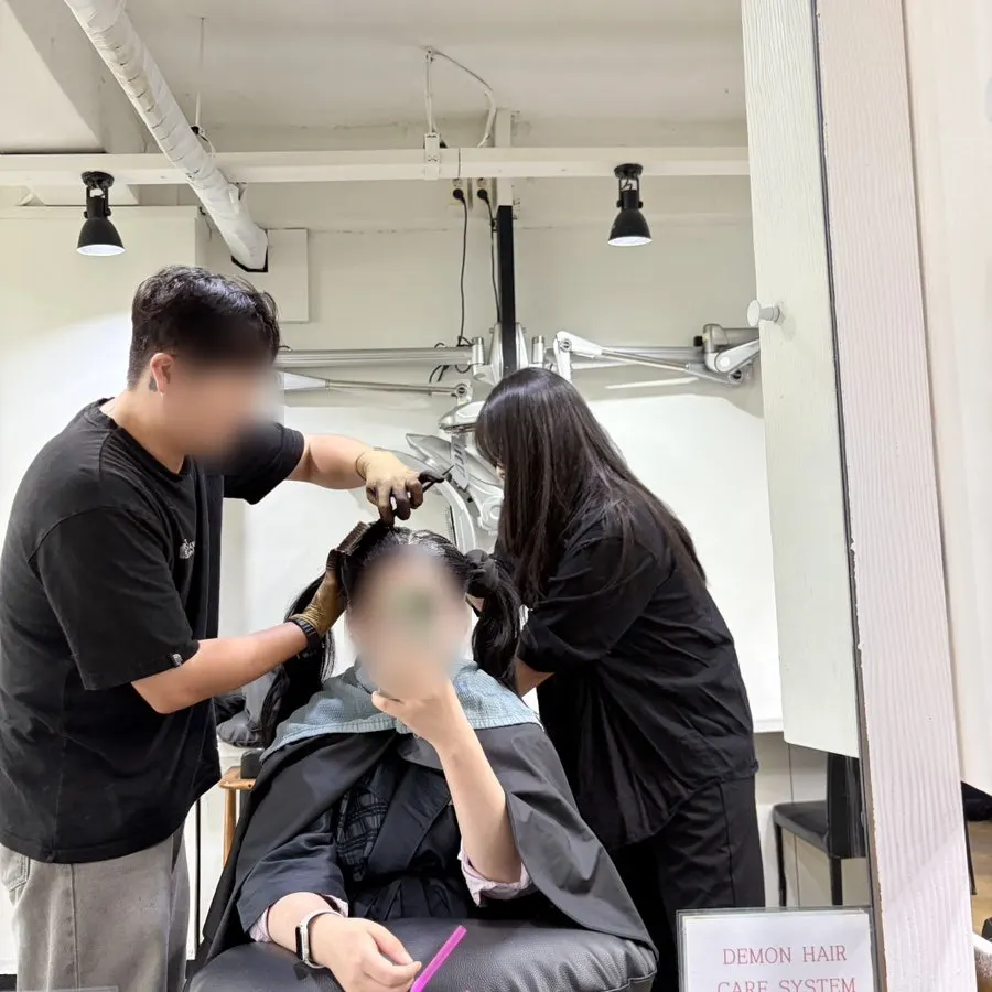 두 명이 함께 염색약을 바르는 모습