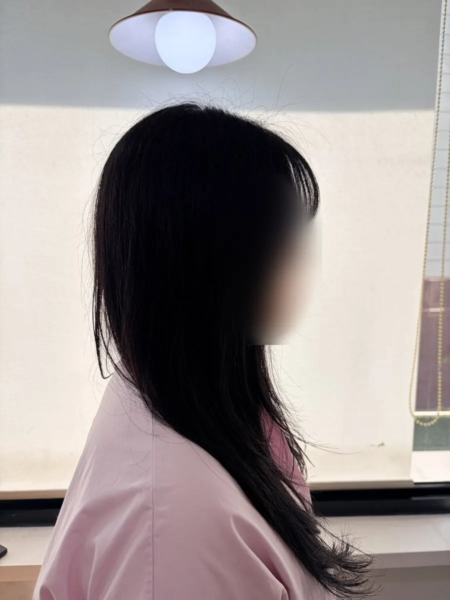 밝은 곳에서 본 뿌리염색 완성 긴 머리