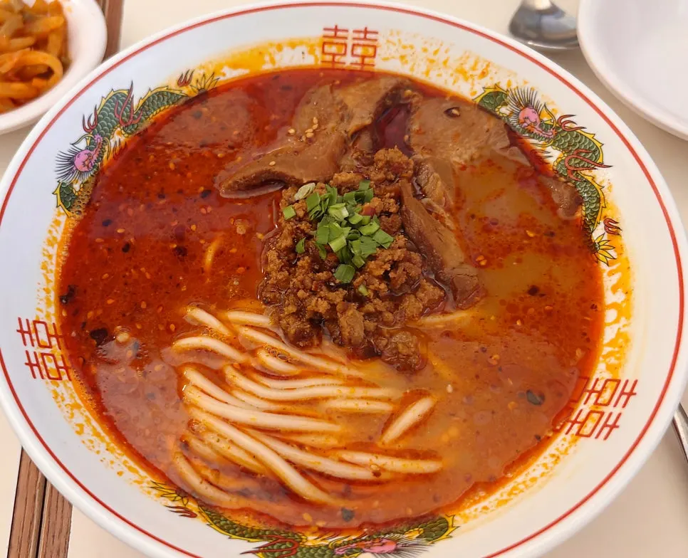 삼미탄탄면 신촌점 테이블에 차려진 주문 메뉴