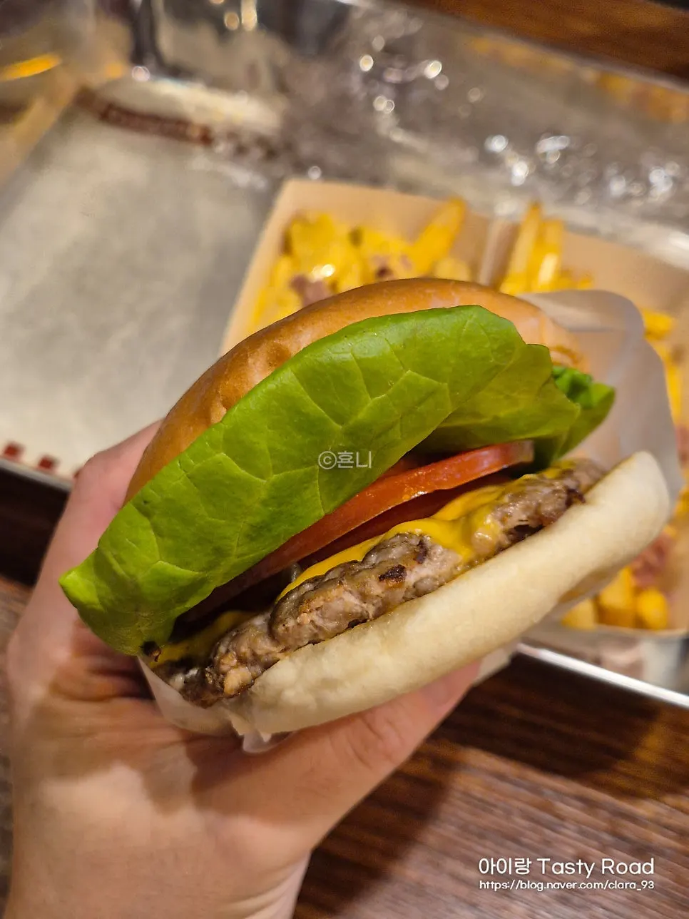 양상추 토마토 패티가 보이는 버거 단면