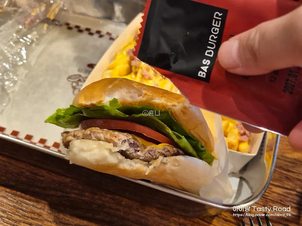 체다 치즈 소스가 곁들여진 버거