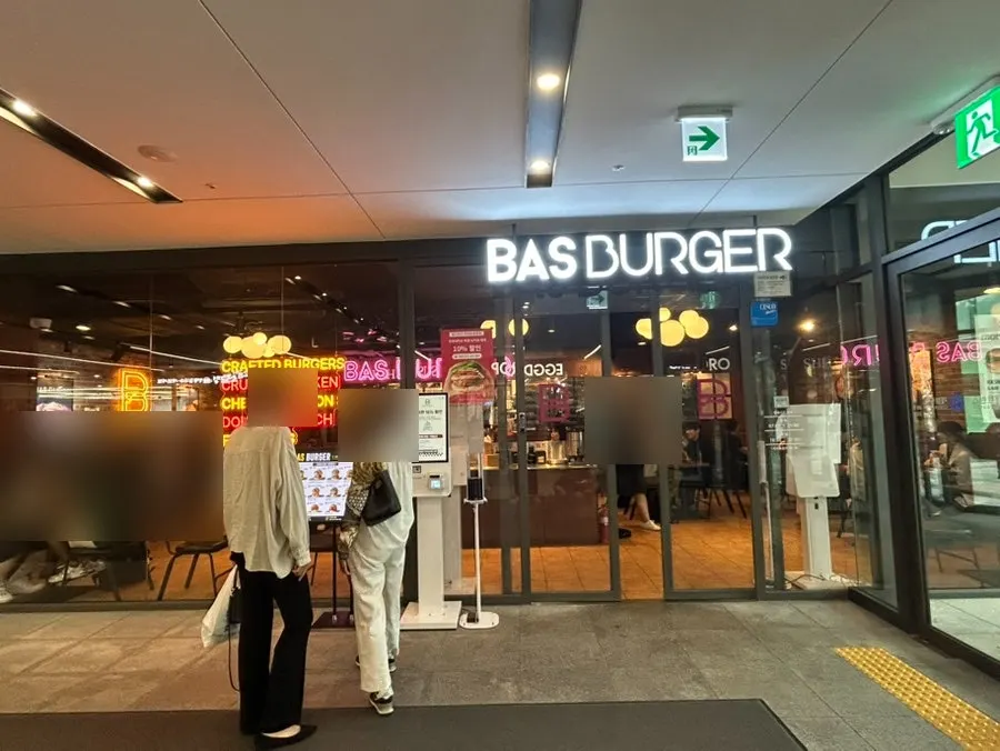 Bas Burger and wings order
