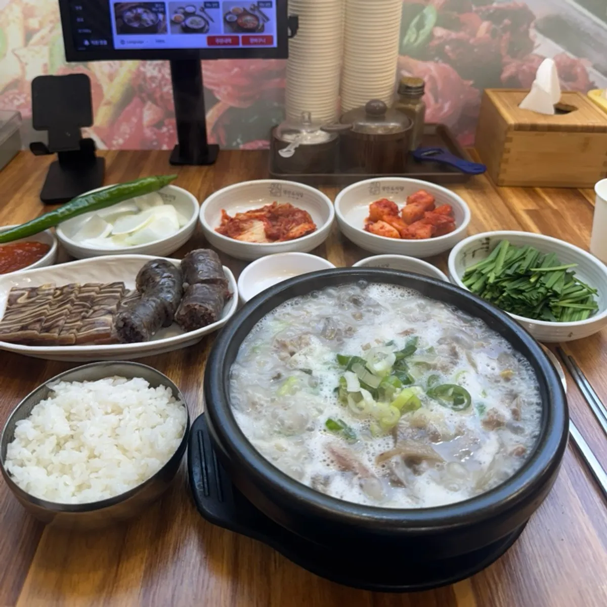 특 순대국 정식과 왕만두가 놓인 식탁