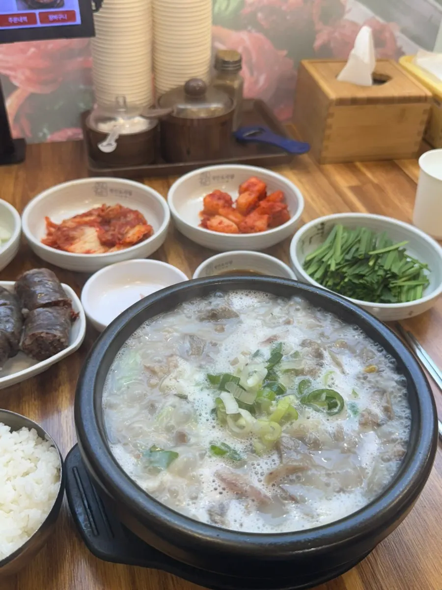 큼직한 뚝배기에 담긴 특 순대국
