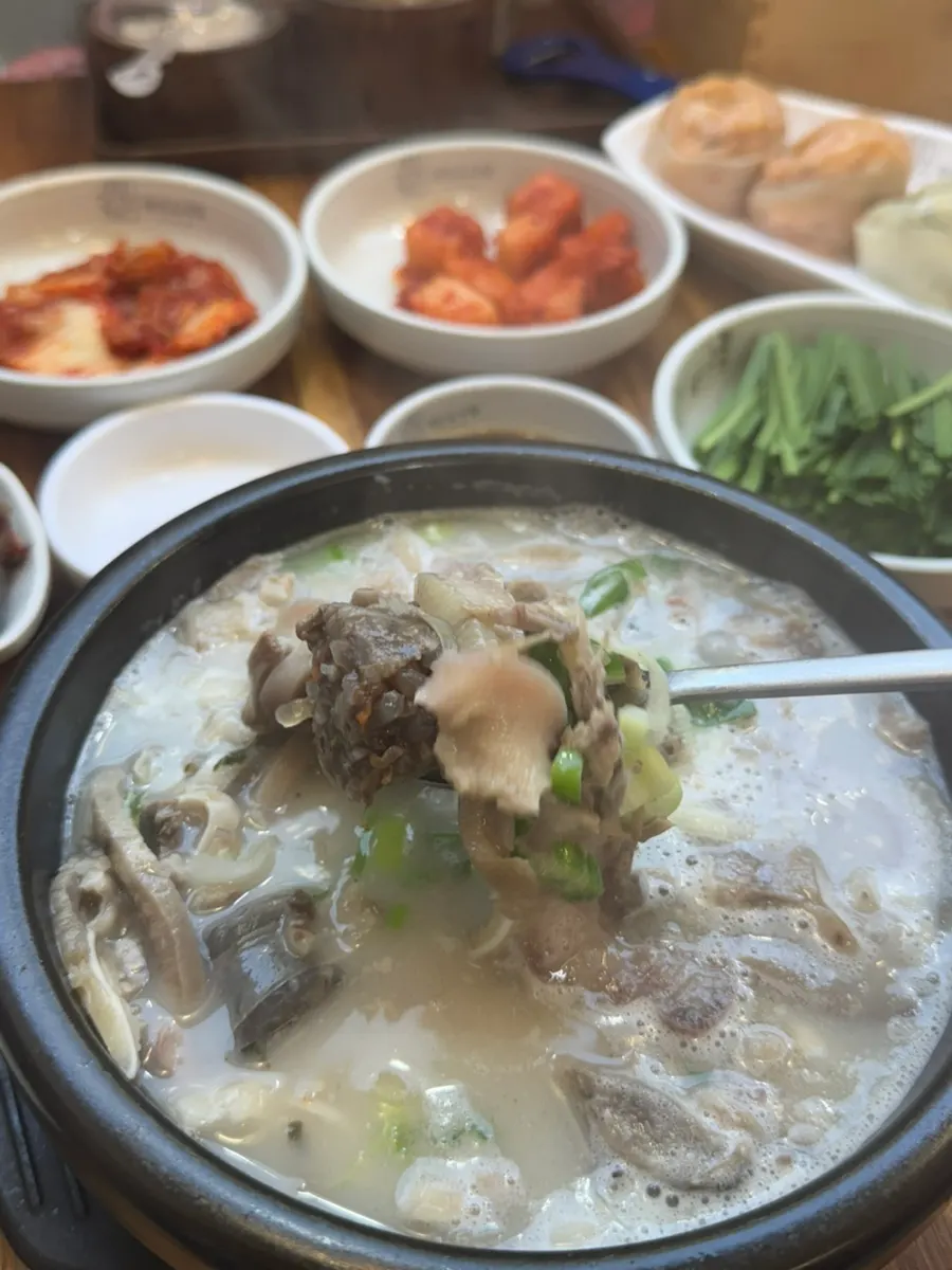 정식에 곁들여 나온 순대 접시