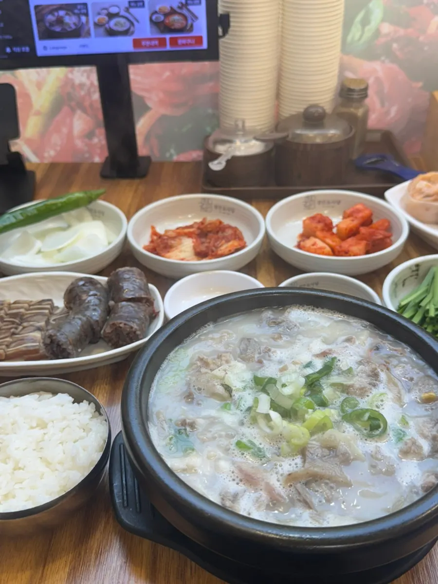 정식에 포함된 편육 접시