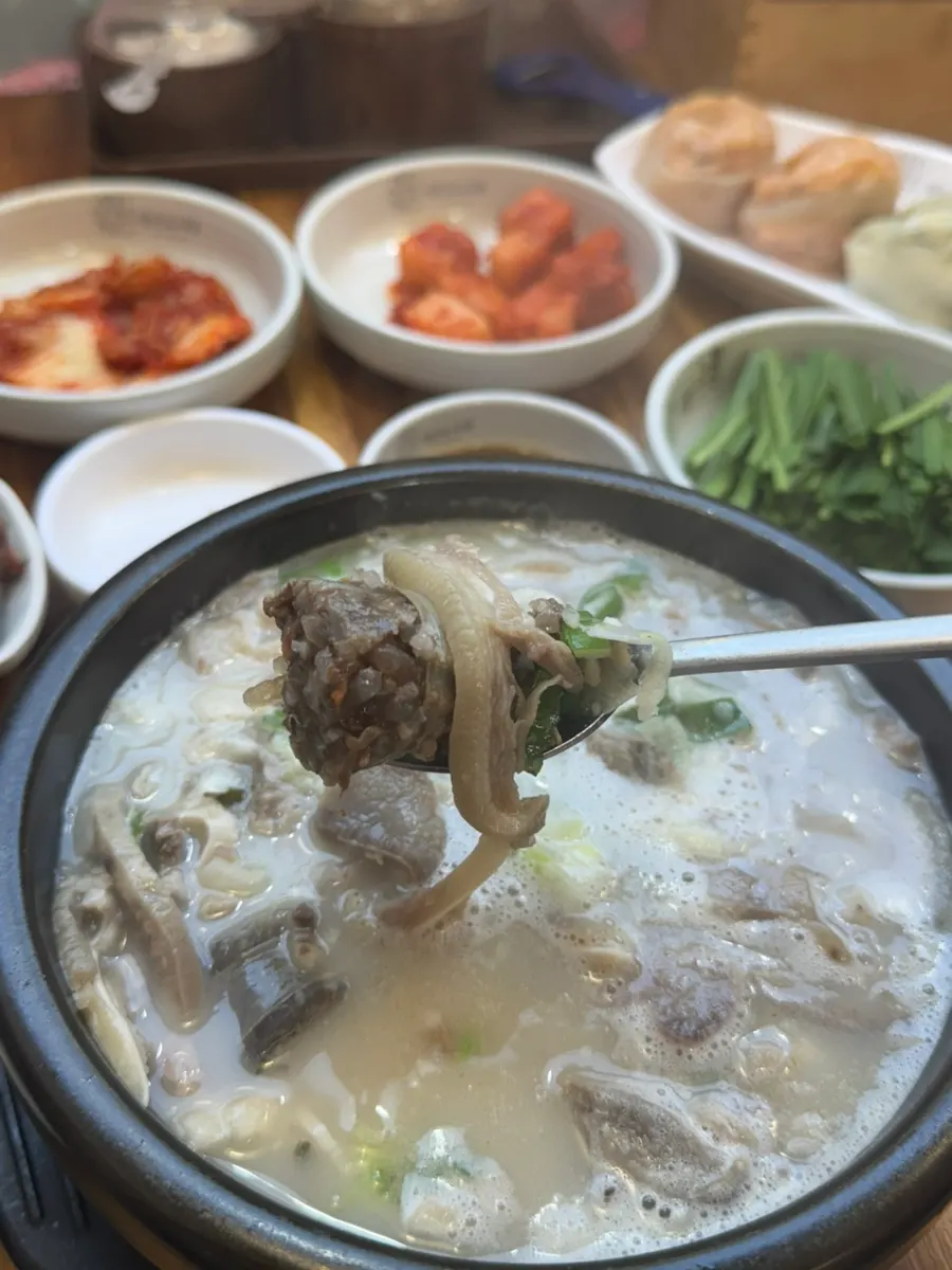 순대국 건더기가 가득한 뚝배기 속
